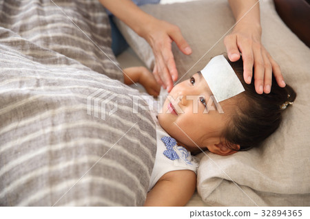 睡覺在床上的小孩 32894365