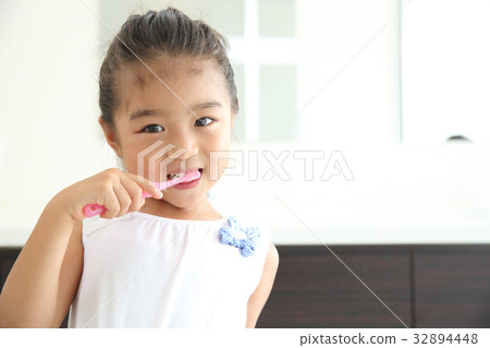 兒童刷牙 兒童刷牙 32894448