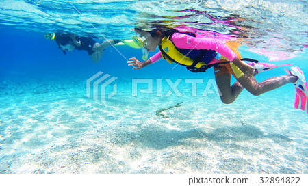 沖繩Akajima的水下照片做浮潛的父母和孩子 32894822