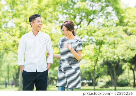 Male and female couple (green background) 32895236