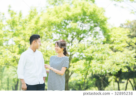 Male and female couple (green background) Male and female couple (green background) 32895238