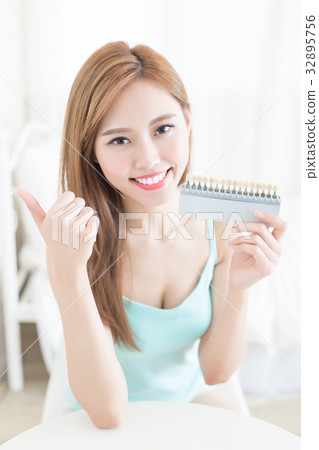 tooth whiten concept 32895756