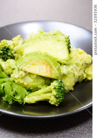 Delicious avocado salad 32895936
