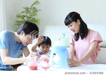 Parent and child making shaved ice Parent and child making shaved ice 32895986