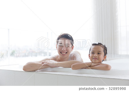 Parent and child bathing image - Stock Photo [32895998] - PIXTA