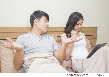 woman ignore man when she use tablet 32896225