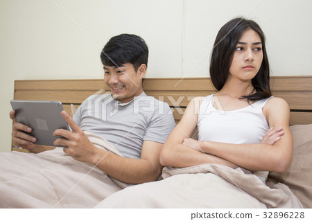 Man ignore woman when he use tablet 32896228