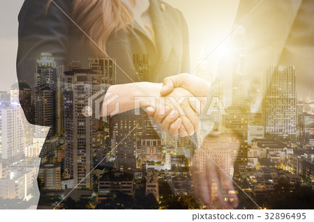 Double exposure Business people shake hand. 32896495