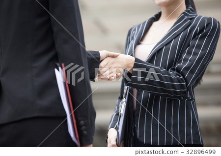 close-up hand businesspeople shaking hands 32896499