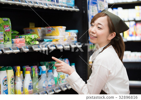 Supermarket (sales clerk) 32896816