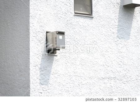 Old apartment exterior wall and outlet of balance kettle 32897103