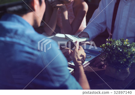 Businessmen are receiving money dividends 32897140