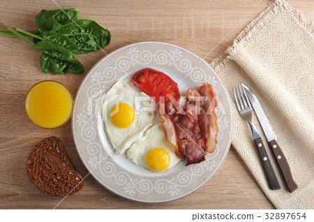 scrambled eggs with bacon, spinach scrambled eggs with bacon, spinach 32897654