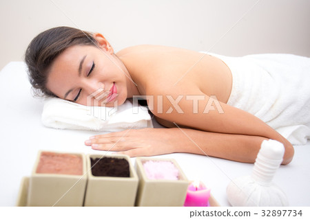Attractive young and healthy womant in spa Attractive young and healthy womant in spa 32897734