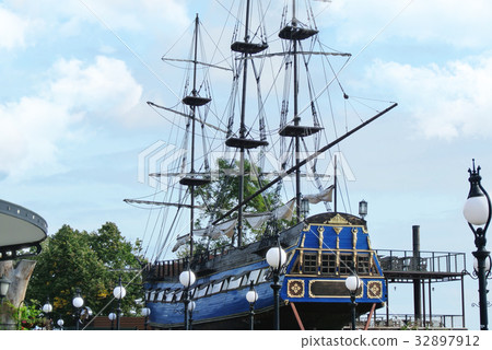 Ship on the dock Ship on the dock 32897912