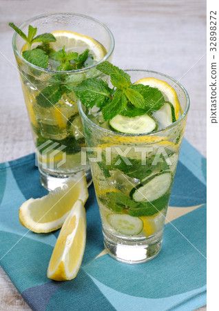 Cucumber non-alcoholic mojito 32898272