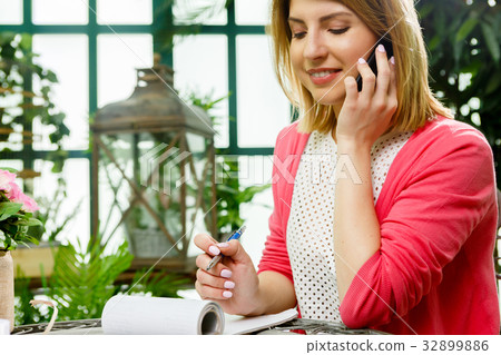 Young girl in flower shop 32899886