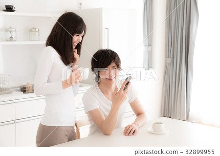 一對夫婦在廚房裡放鬆 一對夫婦在廚房裡放鬆 32899955