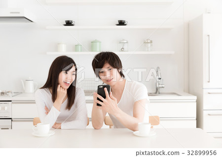 一對夫婦在廚房裡放鬆 一對夫婦在廚房裡放鬆 32899956