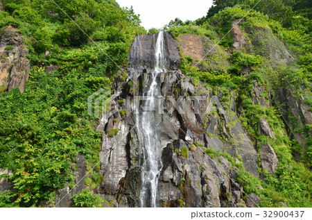 白色銀色瀑布男性冬天 白色銀色瀑布男性冬天 32900437