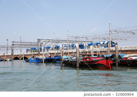 Venetian train 32900904