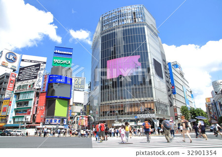 Shibuya station square scramble intersection in summer Shibuya station square scramble intersection in summer 32901354
