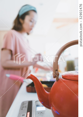 homemaker, female, females 32901476