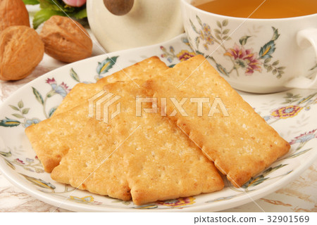 Honey-oats coconut biscuits 32901569