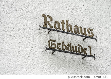Wall with sign saying Rathaus Gebaeude 1 German 32901610