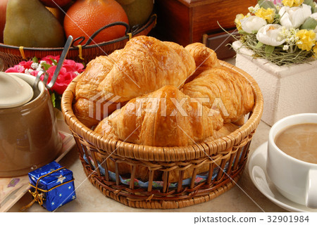 Croissants 32901984