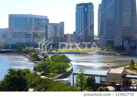 Boardwalk on the sea of Minato Mirai Boardwalk on the sea of Minato Mirai 32902770