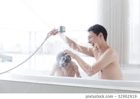 父母和孩子沐浴圖像 32902919