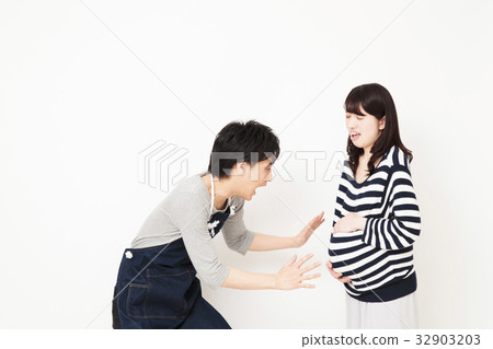 Pregnant woman husband husband pregnancy couple couple woman 32903203