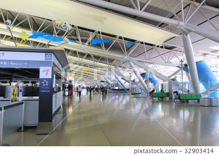 Inside view of the airport of kix 32903414