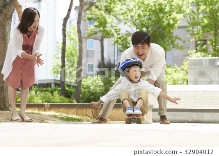 family family 32904012