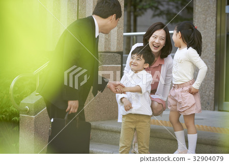 family family 32904079