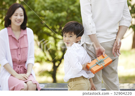 family family 32904220