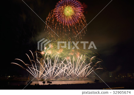 Adachi-ku fireworks display 32905674