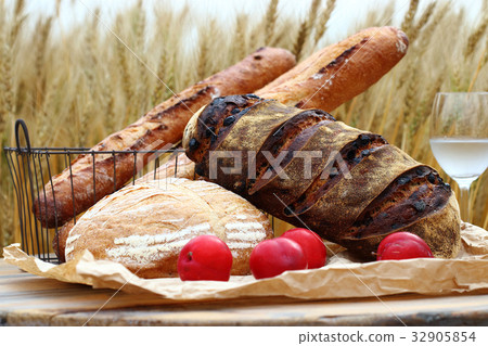 Picnic in the wheat field 32905854