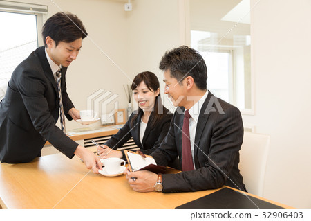 Businessman new employee Businessman new employee 32906403