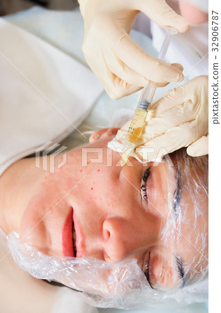 Mesotherapy injections into the face. 32906787