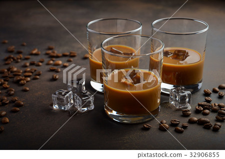 Glass of Coffee Liqueur with ice  32906855