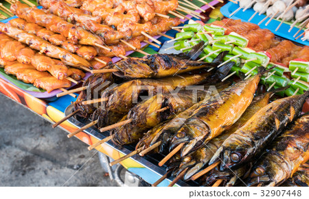 Street food stalls selling seafoodgrilled chicken Street food stalls selling seafoodgrilled chicken 32907448
