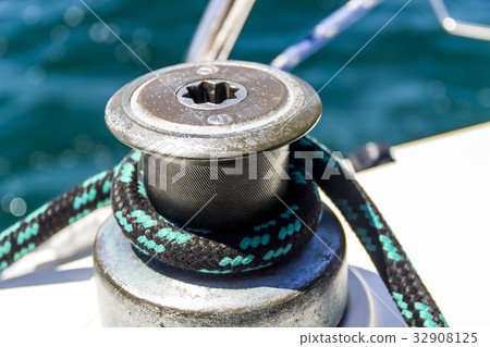 the yacht winch and rope 32908125