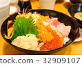 Seafood bowl and sushi 32909107