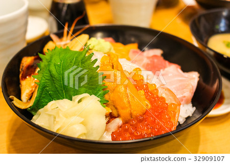 Seafood bowl and sushi 32909107