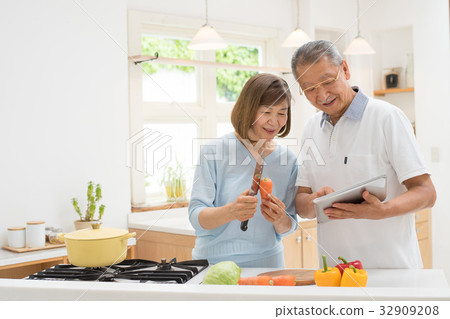 Senior couple kitchen cooking lifestyle 32909208