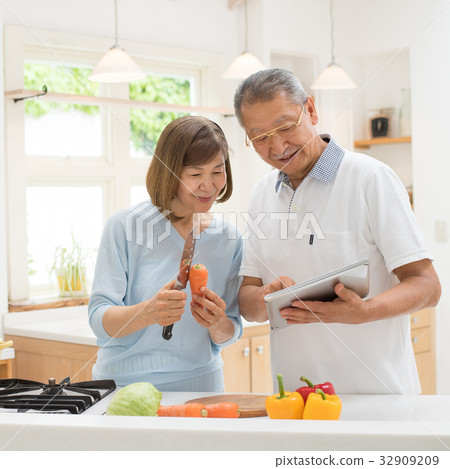 Senior couple kitchen cooking lifestyle 32909209