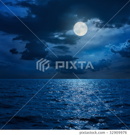 full moon in clouds over sea in night 32909976