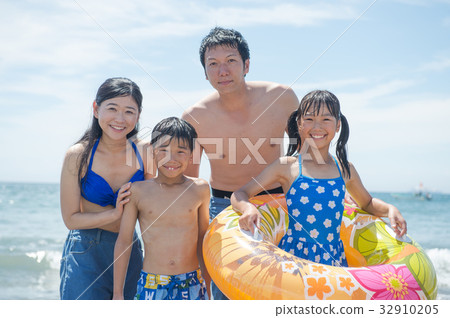 游泳洗澡的家庭 32910205